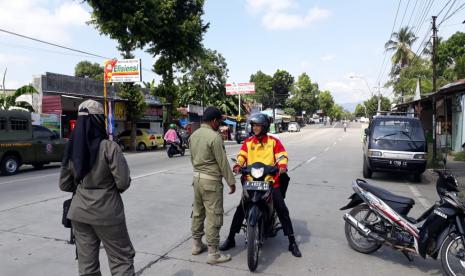 Petugas gugus tugas Covid-19, Pemkab Purbalingga menggelar razia masker.