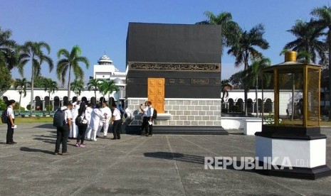 Petugas Haji Arab Saudi 1438 hijriyah/2017 mengikuti kegiatan simulasi pelaksanaan ibadah haji di Asrama Haji Pondok Gede, Jakarta Timur, Rabu (21/6).  