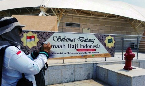 Petugas Haji Bersiap menyambut kedatangan kloter pertama di Bandara Amir Muhammad bin Abdul Aziz.