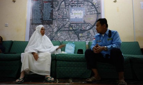   Petugas Haji Indonesia,  Maskat,  berbicara dengan Nasiah, jamaah haji non kuota asal Banjarmasin di Madinah, Senin dini hari (28/10).   (Republika/Yogi Ardhi)