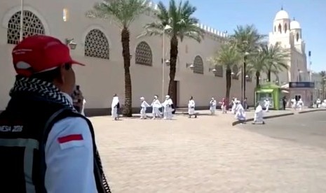 Petugas haji Indonesia sedang mengarahkan jamaah untuk miqat di masjid Bir Ali