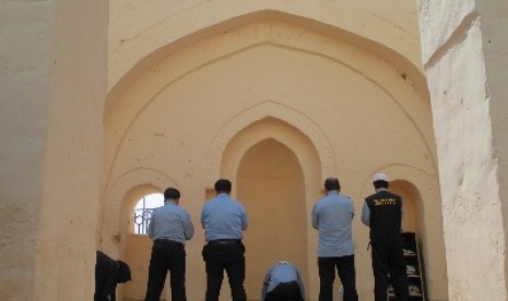 Petugas haji Indonesia sedang menunaikan shalat tahiyatul masjid di Masjid Baiat, Arafah, Makkah. 