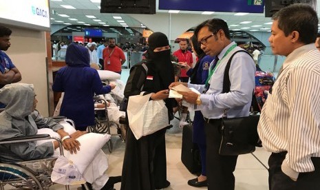 Petugas haji layani proses pemulangan jemaah haji usai dirawat di RS Arab Saudi.