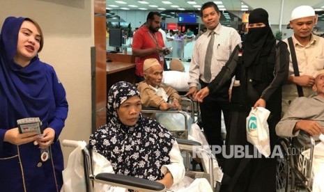 Petugas haji layani proses pemulangan jemaah haji usai dirawat di RS Arab Saudi. 