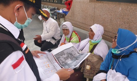 Tips Kembali ke Penginapan bagi Jamaah Haji yang Tersesat. Foto:   Petugas haji mendata jamaah yang tersesat di sektor khusus di Pintu 21 Masjid Nabawi, Madinah, Arab Saudi, Sabtu (5/8).