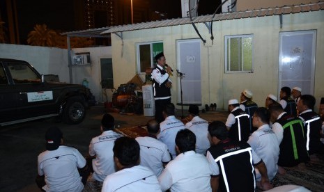 Petugas haji mendengarkan ceramah konsultan ibadah Prof Dr Aswadi di kantor Daker Makkah beberapa waktu lalu