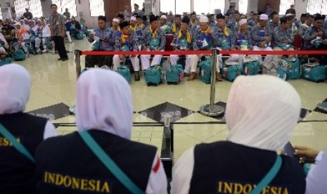 Petugas haji mengawasi para jamaah calon haji