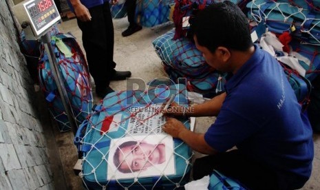  Petugas haji menimbang koper milik calon jamaah haji di Asrama Haji, Pondok Gede, Jakarta, Selasa (24/9).  (Republika/Yasin Habibi)