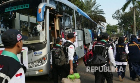 Petugas haji menuju bus pemberangkatan ke bandara. Hari ini petugas haji tersebut terbang ke Tanah Suci. 