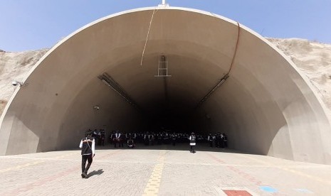 Persiapan Armuzna untuk Jamaah Haji Dicek. Foto:  Petugas haji menyusuri terowongan Mina di Makkah, Kegiatan ini merupakan simulasi dan geladi posko pelaksanaan operasi Arafah, Muzdalifah, dan Mina pada 9 hingga 13 Dzulhijah mendatang.