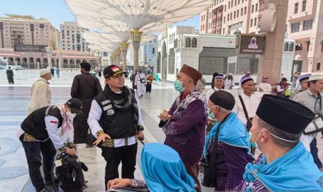 Petugas haji saat menyampaikan informasi kepada jamaah yang akan beribadah di Masjid Nabawi. 