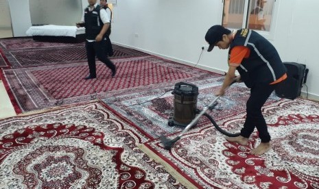 Petugas haji sedang mempersiapkan tempat untuk shalat jenazah almarhum KH Maimoen Zubair di Lantai I Kantor Urusan Haji Indonesia Daker Makkah, Arab Saudi, Selasa (6/8).