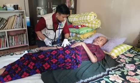 Petugas homecare memeriksa kondisi warga yang sakit di rumahnya di Kelurahan Nanggeleng Kecamatan Citamiang Kota Sukabumi  (ilustrasi)