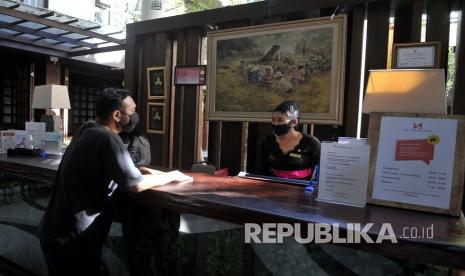 Petugas hotel melayani tamu di Swiss-Belhotel Rainforest, Kuta, Badung, Bali , Kamis (9/4/2020). Sejumlah hotel di Bali menawarkan berbagai program promosi seperti potongan harga untuk menginap harian serta paket menginap mingguan dan bulanan dengan harga murah sebagai upaya untuk meningkatkan okupansi yang mengalami penurunan akibat dampak dari penyebaran COVID-19 atau virus Corona.