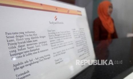 Salah satu pelayan di hotel syariah 