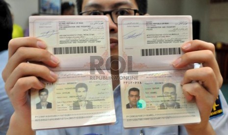   Petugas Imgrasi menujukkan paspor milik imigran asal Iran di Kantor Imigrasi Kelas 1 Jakarta Selatan, Kamis (20/6).    (Republika/Rakhmawaty La'lang)