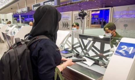 Petugas imigrasi di bandara Arab Saudi. Pemegang Visa Turis tak Bisa Lakukan Haji dan Umroh