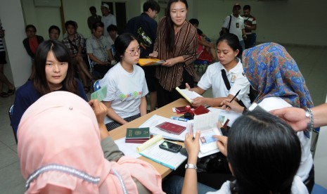 Petugas Imigrasi Kota Depok bersama Tim Pengawasan Orang Asing (Timpora) memeriksa dokumen kependudukan warga negara asing (WNA) - ilustrasi