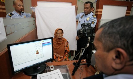 Kemenag Banyumas Jadwalkan Perekaman Biometrik Calhaj. Petugas Imigrasi melayani pembuatan paspor jamaah calon haji Indonesia.