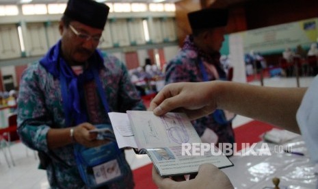 Ditjen Imigrasi Cabut Rekomendasi Pembuatan Paspor Umroh dan Haji Khusus. Foto:Petugas imigrasi memeriksa kelengkapan dokumen paspor haji calon jamaah haji di Asrama Haji Pondok Gede, Jakarta (ilustrasi)