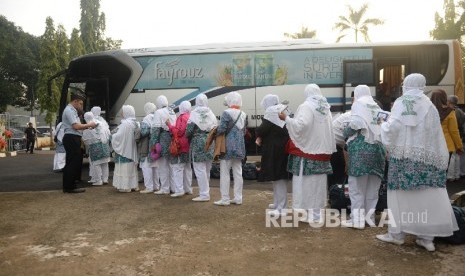 Petugas imigrasi memeriksa paspor calon jamaah  haji.  (Republika/ Wihdan)