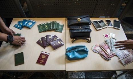 Passport and money was shown as evidences surveillance operation on the foreigners in Jakarta on Friday (January 13). 