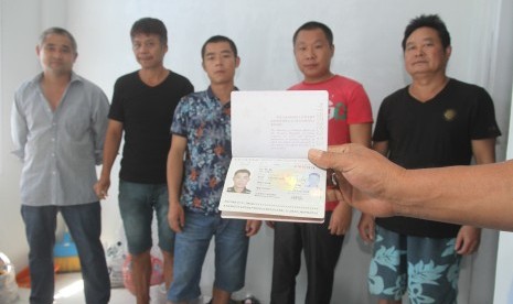 Immigration officer showed passport belongs to one of foreigner at the detention room, Immigration Office Class II B Meulaboh, West Aceh, Aceh, on Tuesday (November 15, 2016). 