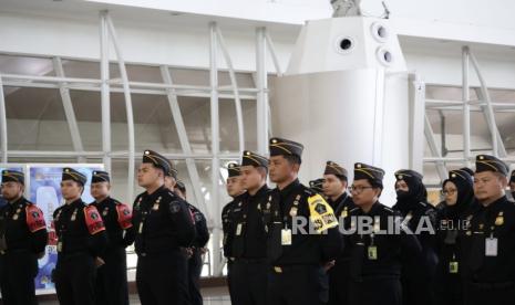 Petugas Imigrasi Surabaya di Bandara Juanda.