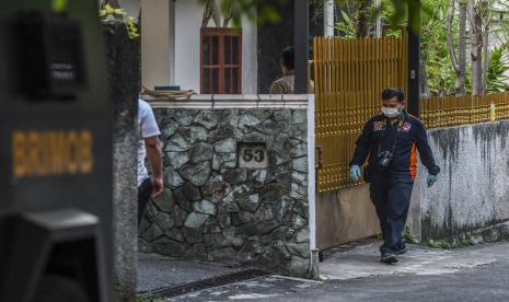 Petugas Inafis memasuki rumah pribadi mantan Kadiv Propam Polri Irjen Pol Ferdy Sambo yang ditempati oleh ajudan dan sopirnya di Kompleks Polri Duren Tiga, Jalan Duren Tiga Utara II, Jakarta, Selasa (9/8/2022). Penjagaan tersebut untuk membantu operasi penggeledahan yang diduga terkait kasus penembakan Brigadir J atau Brigadir Nofriansyah Yoshua Hutabarat di rumah pribadi Irjen Pol Ferdy Sambo yang dilakukan oleh tim khusus Polri. 