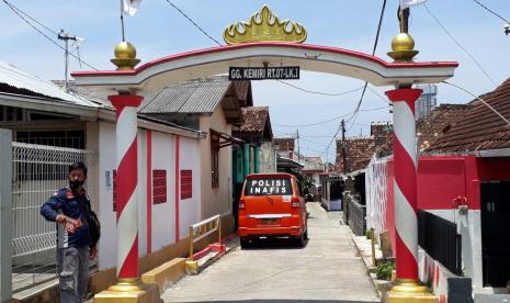 Petugas Inafis Polresta Bandar Lampung melakukan penyelidikan di rumah tersangka penusuk Syekh Ali Jaber Jl Tamin Gang Kemiri Bandar Lampung,  Senin (14/9). 