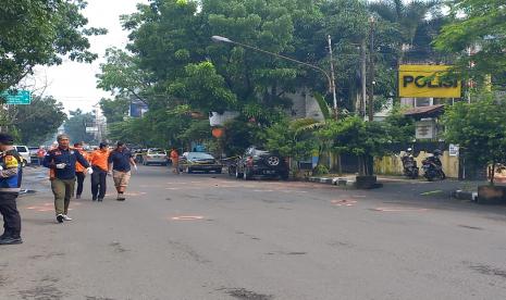 Petugas Inafis Polrestabes Bandung bersama jajaran melakukan olah tempat kejadian perkara (TKP) di depan Polsek Astananyar, Kota Bandung, Rabu (7/12/2022). Terjadi suara dentuman di area kawasan Polsek Astananyar. 