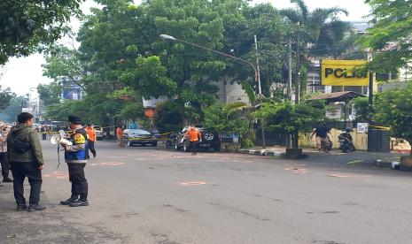 Petugas Inafis Polrestabes Bandung bersama jajaran melakukan olah tempat kejadian perkara (TKP) di depan Polsek Astananyar, Kota Bandung, Rabu (7/12/2022). Terjadi suara dentuman di area kawasan Polsek Astananyar. 