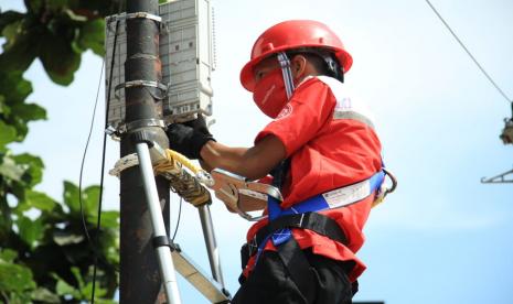 Petugas Indihome sedang melakukan pengecekan.