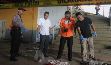 Petugas Indonesia Automatic Fingerprint Identification System (INAFIS) Polda Jatim melakukan olah Tempat Kejadian Perkara (TKP) kasus pembunuhan mutilasi di Pasar Besar Malang, Jawa Timur, Rabu (15/5/2019).