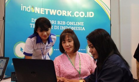 Petugas Indonetwork tengah menjelaskan kategori bisnis di portal ini pada pengunjung pameran