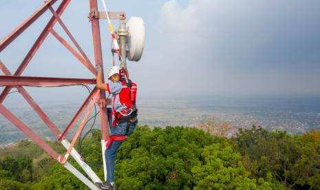 Petugas Infrastruktur Menara Telekomunikasi Telkom.