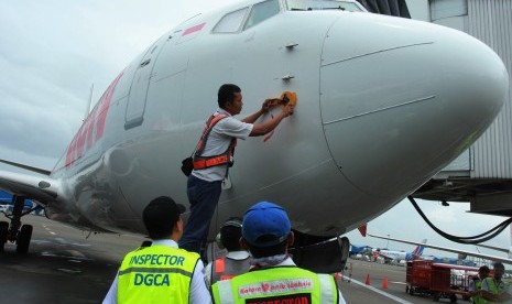 Petugas Inspektur Kelaikudaraan DKPPU Kementerian Perhubungan dan tekhnisi Lion Air melakukan pemeriksaan seluruh mesin dan kalibrasi dengan menggunakan alat simulasi kecepatan dan ketinggian pesawat pada pesawat Boing 737-8Max milik Lion Air di Bandara Soekarno Hatta, Tangerang, Banten, Selasa (12/3/2019). 