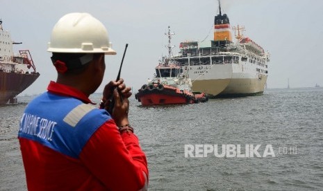 Petugas IPC Marine Service memperhatikan Kapal tunda milik milik PT Jasa Armada Indonesia menarik Kapal Pelni Nggapulu saat memasuki kawasan Pelabuhan Tanjung Priok, Jakarta, Rabu (11/10). 