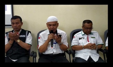 Petugas Jamaah Haji Daker Bandara, melakukan pembacaan yasin dan doa bersama untuk menyambut kedatangan jamaah haji kloter pertama asal Embarkasi Surabaya, Jumat (5/7)  malam di Kantor Urusan Haji (KUH) Indonesia, di Madinah. 