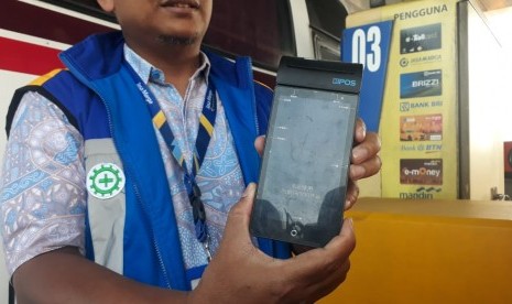 Petugas Jasa Marga Purbaleunyi menunjukkan mobile reader uang elektronik, Sabtu (9/6). Alat itu akan digunakan untuk mempercepat transaksi di gerbang tol. 