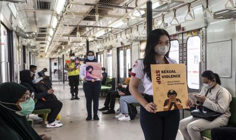 Petugas KAI Commuter memegang poster saat melakukan kampanye cegah tindak kekerasan dan pelecehan seksual di dalam gerbong KRL, Stasiun Tanah Abang, Jakarta, Rabu (29/6/2022). KAI Commuter mengadakan kegiatan tersebut bertujuan untuk menggugah kesadaran masyarakat agar tidak melakukan tindakan kekerasan dan pelecehan seksual di transportasi umum, khususnya KRL.