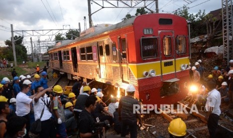 Petugas KAI melakukan evakuasi KRL Commuter Line dengan nomor KA 2473 yang anjlok di ruas Stasiun Manggarai- Stasiun Sudirman, Jakarta, Rabu (6/4). . (Republika/ Wihdan)