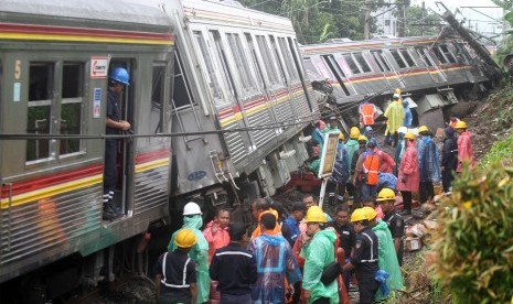 Petugas KAI mengevakuasi gerbong KRL Commuter Line 1722 yang anjlok di pintu perlintasan Kebon Pedes, Tanah Sareal, Kota Bogor, Jawa Barat, Minggu (10/3/2019). 