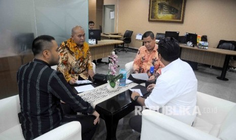 Petugas (kanan) memberikan informasi kepada investor terkait layanan infestasi tiga jam di Gedung BKPM, Jakarta, Senin (30/1).