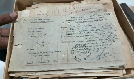 Petugas Kantor Arsip menunjukkan dokumen Surat Izin Mengemudi (SIM) khusus bendi di Kota Padang pada 1945. 