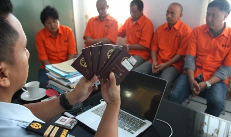 The Immigration Office of Batam, the provincial city of Riau Islands, foiled a passport scam this month to obtain passports for 84 allegedly illegal migrant workers. (Illustration)