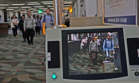 Pemantauan suhu tubuh penumpang pesawat. Tiga bandara di AS akan memberlakukan pemantauan suhu tubuh penumpang yang datang dari Cina tengah menyusul wabah pneumonia.