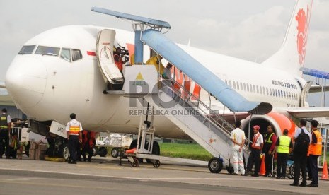  Petugas melakukan simulasi evakuasi pasien pada simulasi Kesiapsiagaan Penanggulangan PHEIC (Public Health Emergency of International Concern) di Bandara Husein Sastranegara, Bandung, Senin (14/12). (foto : Septianjar Muharam)