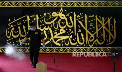 Petugas Kantor Kesehatan Pelabuhan (KKP) menyemprotkan cairan disinfektan di karpet Masjid Agung Syekh Yusuf, Kabupaten Gowa, Sulawesi Selatan, Senin (16/3/2020).(Antara/Abriawan Abhe)