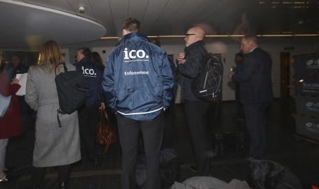 Petugas Kantor Komisi Informasi (ICO) menggeledah kantor Cambridge Analytica di London, Inggris, Sabtu (24/3).